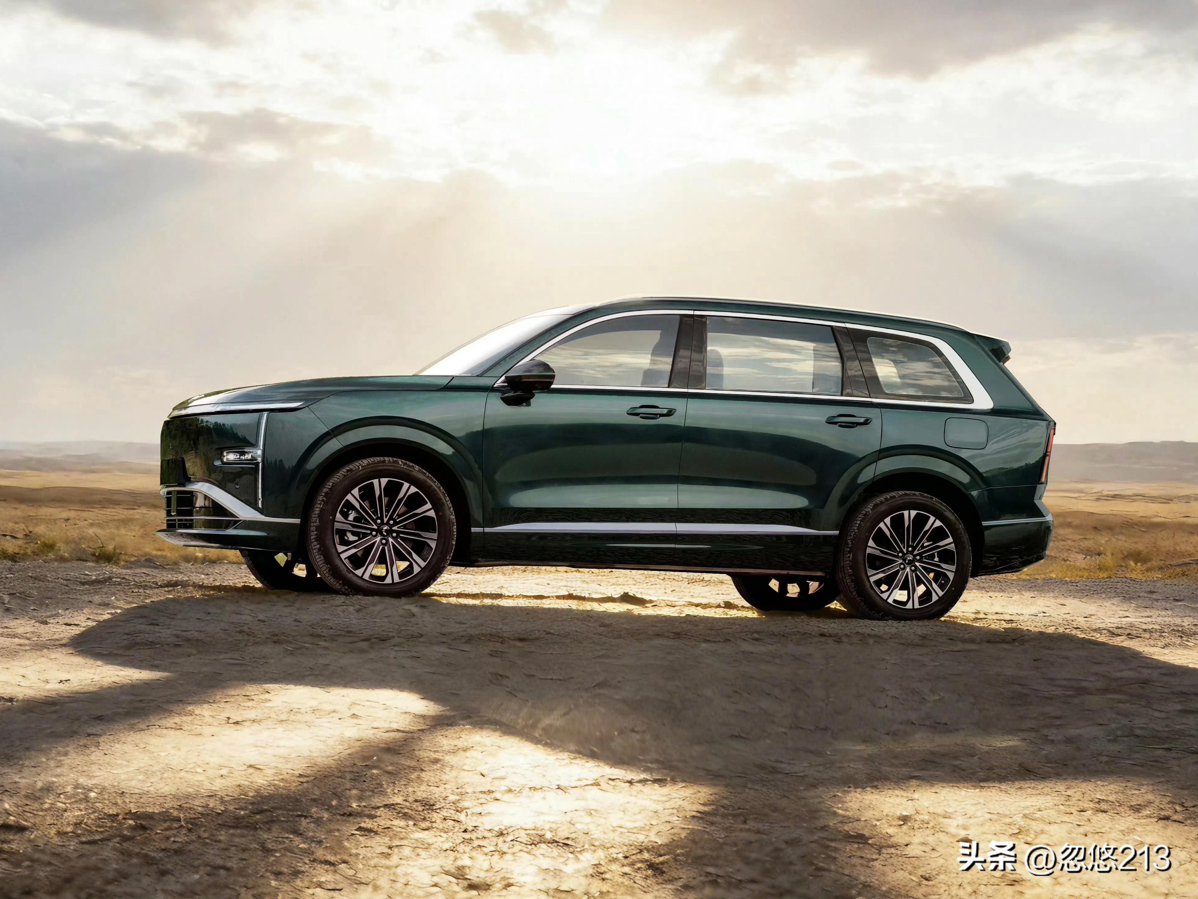 五菱SUV中性价比高的车型推荐:
🏆 全价位综合性价比之王：五菱星光L
🚗 6万级纯电代步性价比首选：五菱缤果
🛺 10万级家用均衡性价比首选：五菱星光S
💰 5万级入门代步性价比首选：五菱星驰

十万级大六座星光L真材好料

作为10万级唯一真六座中大型插混SUV，五菱星光L,权益价10.98