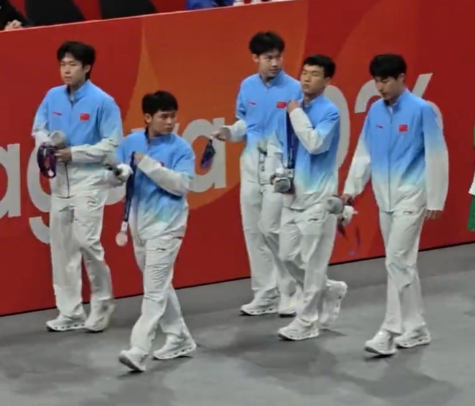 惜败留憾！国乒男团摘银离场，失利是成长路上的一课
 
国乒男团颁奖后纷纷摘下银牌
名古屋亚运会乒乓球男团决赛落下帷幕，中国男团与东道主日本队鏖战五盘，最终2比3遗憾不敌对手，收获一枚银牌。颁奖仪式结束的一幕，让无数球迷揪心：队员们神情落寞，摘下脖子上的银牌，快步离开赛场。失落的背后，是这群年轻队