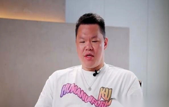 广东队的总经理朱芳雨，现在把干美食博主这事落到了实处。
以前国内外到处去是为了打比赛，如今跟着队伍跑全国，空闲下来的功夫全花在记录自己到处找好吃的上了。
这套把各地饭局和跟老朋友见面的过程攒在一起的日常记录，接下来还得按期往球迷眼前推。
这事其实挺值得琢磨。
人一天天往下走，能让自己觉得踏实的东西是