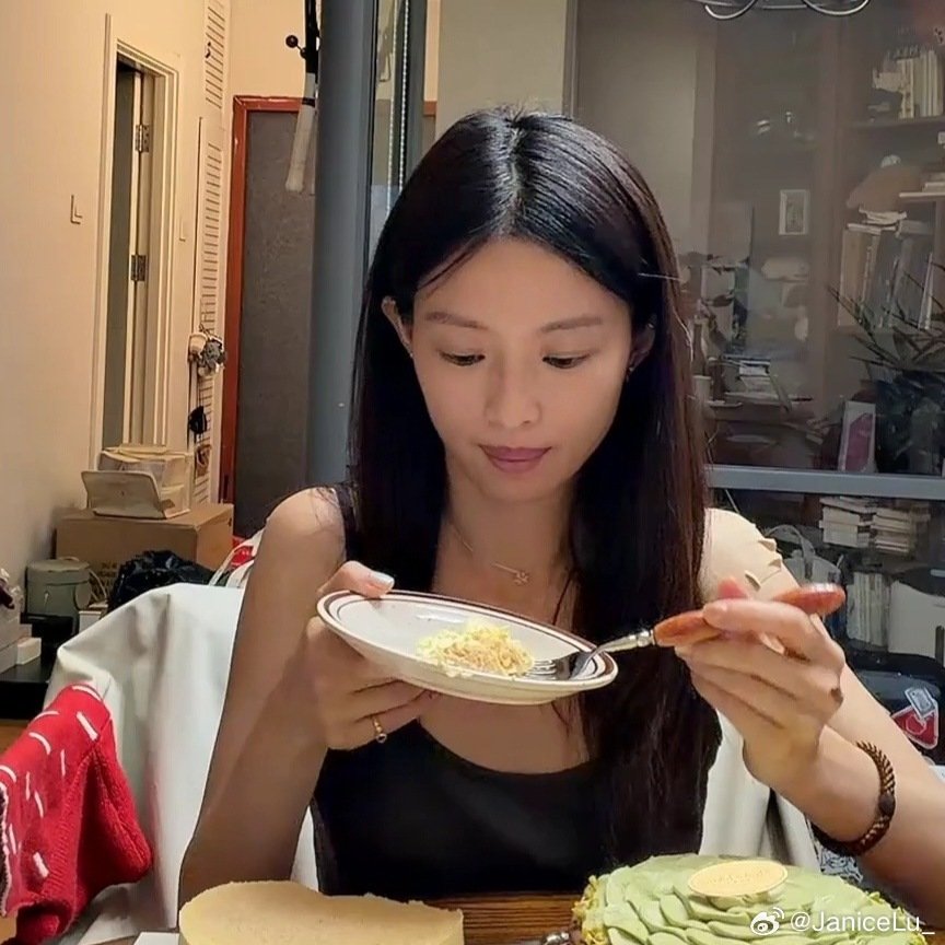 #宋妍霏为马吟吟庆生# myy品尝syf送的蛋糕
这个做头像不懂的人都看不出来
就算吟霏合体了吧，可爱☺[兔子][兔子][兔子] ​