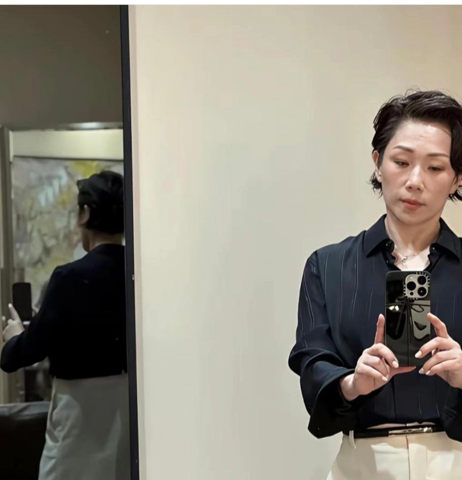 林忆莲今年60岁了，可她最近出现在舞台上，还是短发、黑衣、妆感很淡，整个人看着特别自然。她不是那种靠频繁露面刷存在感的人，可留下的歌真不少，《至少还有你》《伤痕》《为你我受冷风吹》，很多人到现在还循环听。现在不少人一上年纪就容易焦虑，总想着怎么显得更年轻；她却好像没那么在意，不硬撑、不紧绷，该怎么唱