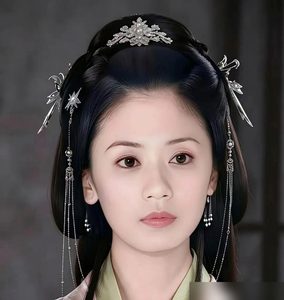 于正自己把底裤扒了，亲口承认《凤囚凰》开机前一个月，投资方一句换年轻点，杨蓉直接被踢走。第一版剧本全废，重写。
结果呢？主线断了，只能硬塞自家艺人，白鹿演的霍璇戏份比男女主加起来还多。观众骂得越狠，越证明一个事：写剧本的，在资本面前就是个屁。
他一个新剧还没拍，又拿白鹿陈哲远预热，喊什么顶流中的