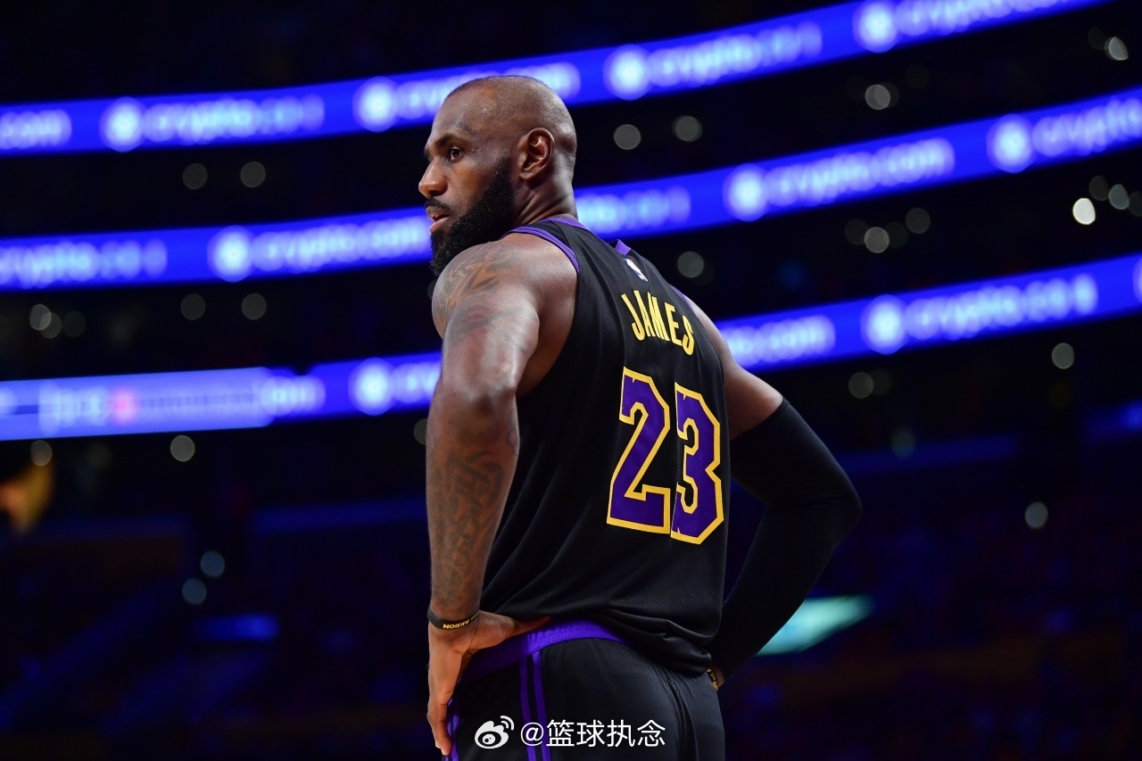 名记：詹姆斯有降薪续约的先例 他不会为了每一分钱斤斤计较！  今日ES...