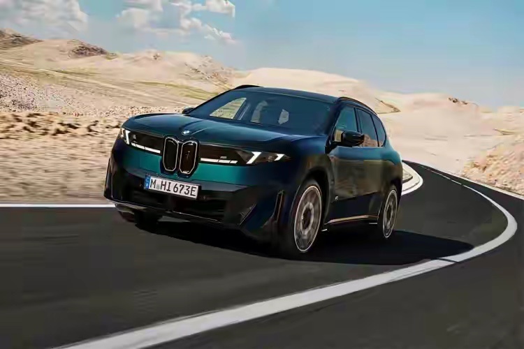 刚发布的宝马iX3 M60 xDrive，很多人容易把它和正统iX3 M搞混，它属于M Performance系列，算是过渡旗舰。2027年1月开启预定，定位纯电性能SUV，既有宝马熟悉的M运动设计，又有很强的三电实力，续航、快充都跟上主流高水平。在豪华品牌纯电SUV里，像这样兼顾品牌底蕴、外观颜值和强悍加速的车型不算多。 ​