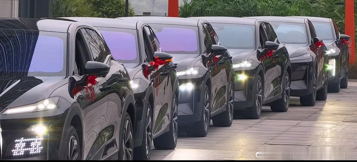 全黑色的深蓝婚车队
#长安汽车# ​