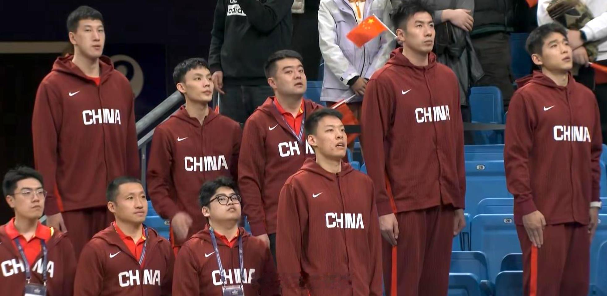 在上个窗口期的两场比赛，中国男篮一共用了13个人，其中10个人目前在抵...