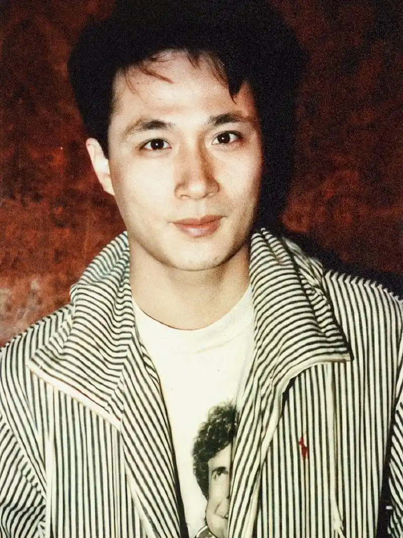 吴镇宇，演技封神的男人，为什么一辈子拿不到影帝
 
香港演员里，吴镇宇的演技，绝对是第一梯队。
他演坏人，让人不寒而栗；演好人，又让人暖到心里。
亦正亦邪，收放自如，是那种看一眼就忘不掉的演员。
 
《枪火》里的阿来，沉默寡言，气场强大；《无间道2》里的倪永孝，斯文儒雅，心狠手辣，一个眼镜造型，把黑