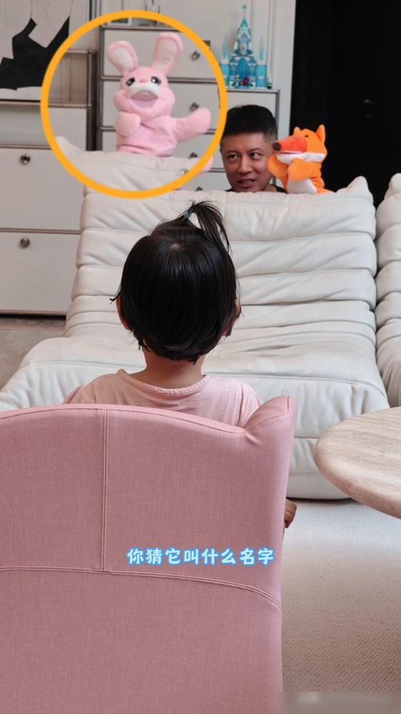 2019年还在跟李念传绯闻的任重，扭头就跟孙骁骁隐婚了。话剧《奈何》牵的线，七夕被拍同游愣是不认。2022年试婚纱被偶遇，2023年女儿嘻姐落地，孙骁骁直接退圈定居重庆。四年不官宣，孩子两岁半才松口。8月20日结婚纪念日甩出B超照，配文1+1=4。这俩把日子过成了谍战剧，网友全程靠偶遇拼剧情。娱乐圈