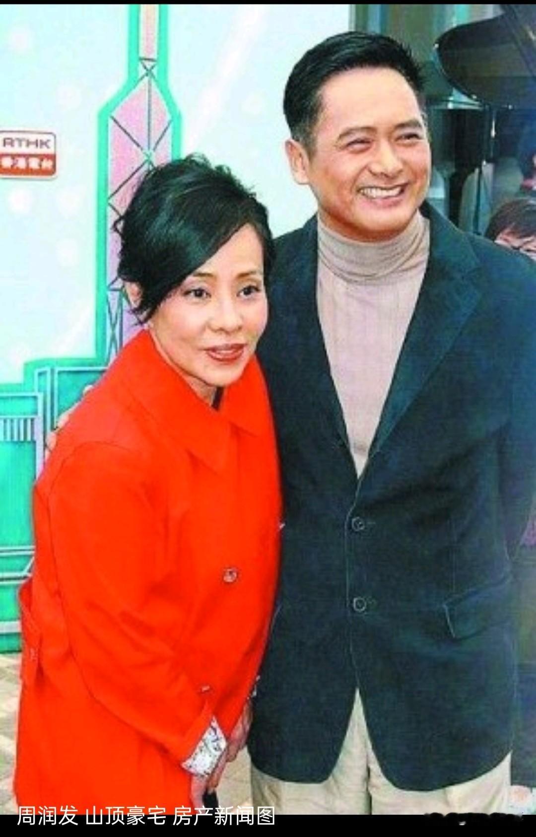 16年前，周润发斥资1.2亿港元购入香港山顶豪宅，如今计划以1.6亿港元挂牌出售，期间已经多次下调价格。今年4月，他还以750万港元售出另一处房产，获利358万港元。
 
这一系列密集处置资产的操作，引发外界热议。作为公开宣布裸捐99%财产的公众人物，周润发为何集中抛售名下物业？
 
不止周润发，刘