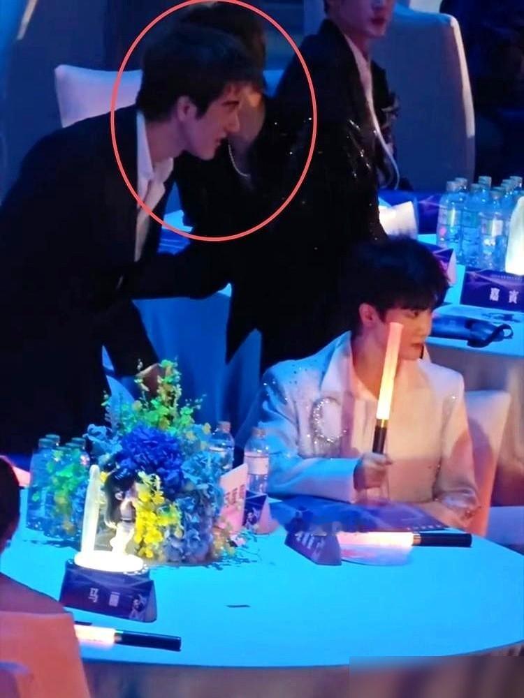 王力宏端着酒杯绕了半个场子直奔任嘉伦那桌，这画面透着点意思。
周遭还坐着周深和檀健次，几双眼睛看着。能在这个场合特意驻足聊足近十分钟，绝不只是顺嘴客套两句“幸会”。
王力宏刚连轴转完内地的体育场巡演，海外场次又排到了纽约巴克莱中心，正是急着把声量和资源盘子重新做大的关头。而任嘉伦主演的悬疑剧刚收