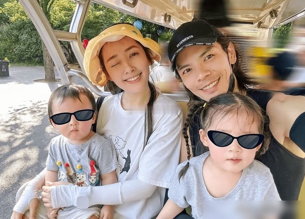 郭碧婷生俩娃还出来上综艺，评论区都在说她是被向家推出来救流量的。
结果人家自己早把话说透了。她说跟向佐长期分居，是婚前就说好的，自己也不认同嫁鸡随鸡那套。向佐在台北全职带娃，她该拍戏拍戏，该上浪姐上浪姐，挣的钱还得补贴娘家。
向太婚前就给她设了信托，她自己说工作才有安全感。外人看着像妥协，她算的