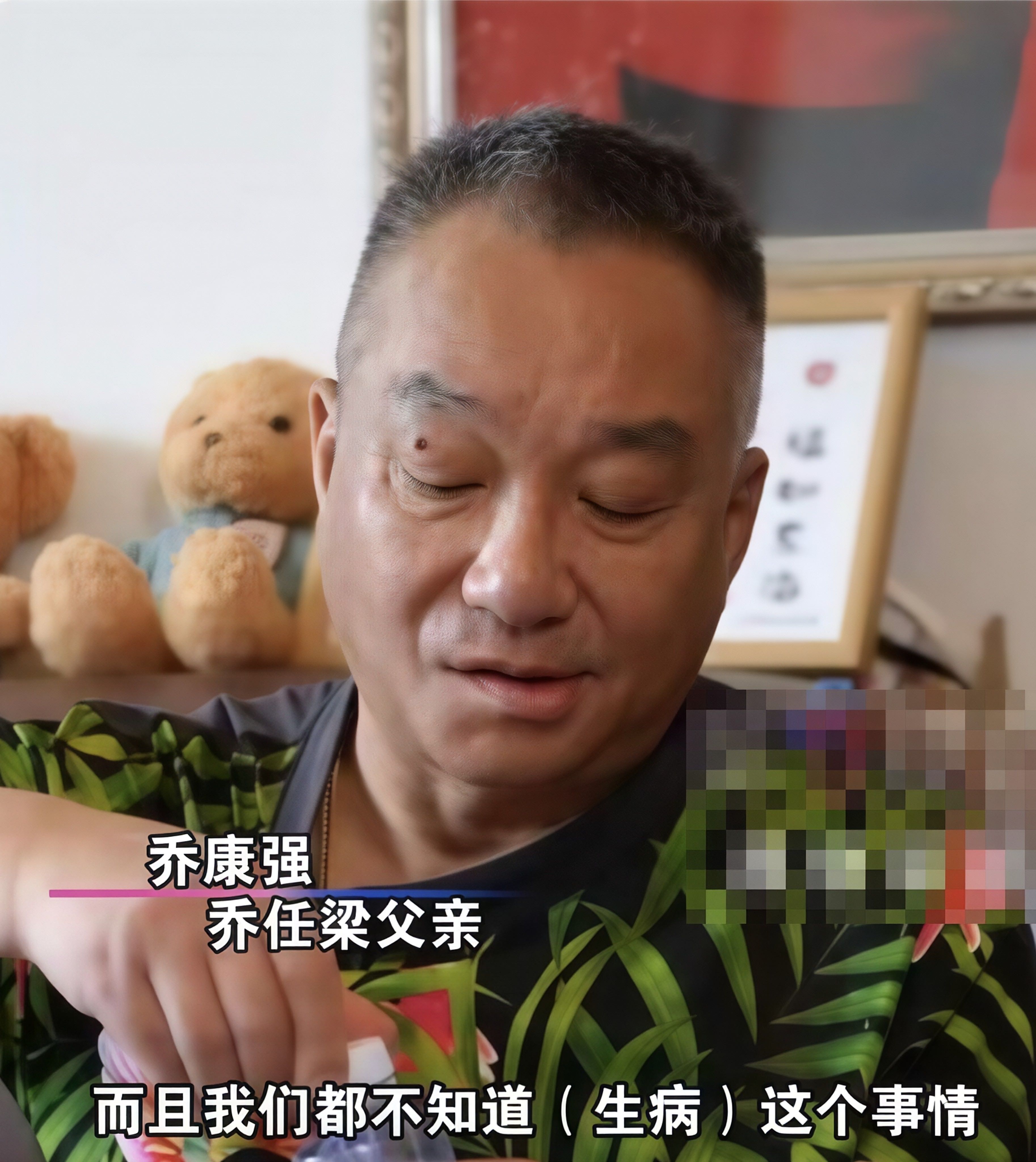 乔任梁走后第十年，他爸把那辆旧车翻新了：有些东西，多少钱都不卖

乔任梁离开已经十年。

第一现场记者近日去上海采访他父母，乔任梁父亲乔康强说了一件事，比任何悼文都戳心：

儿子2016年送自己的第一辆汽车，他一直留着。如今车早不值钱了，也有人上门问“卖不卖”，他近期刚把车翻新完——不转手，不报废，