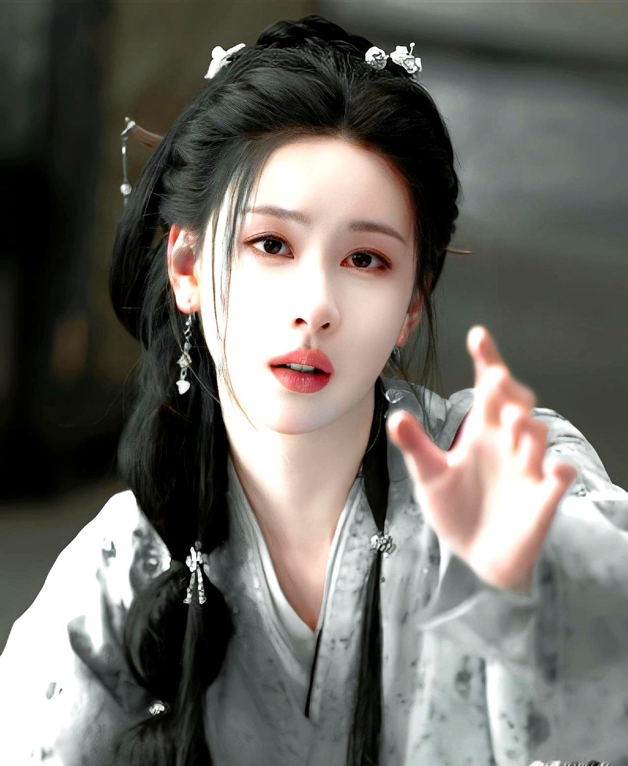新剧《兰香如故》定角谭松韵，原著粉心里八成都在犯嘀咕，演技再好，这次恐怕也挑错了角色
 

小说里的许兰香，是关在深闺里饱读诗书、骨子里藏着谋略的冷美人，外表看着弱不禁风，眼神里全都是隐忍的盘算。谭松韵长相讨喜，浑身透着热气腾腾的烟火气，演机灵讨喜的邻家姑娘是一绝，演这种心思深沉的大家女子，气质实在