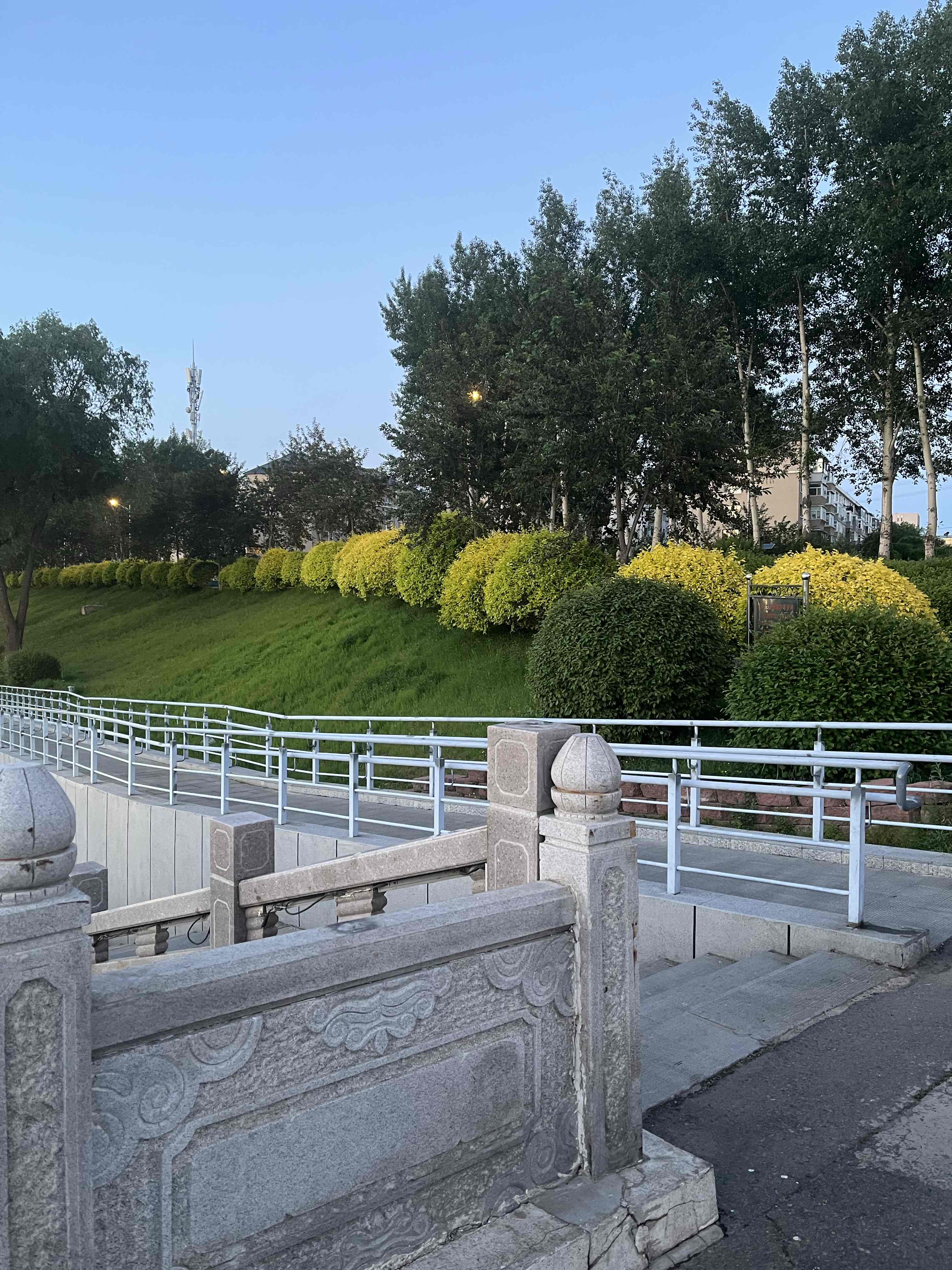 完全同意秦始皇是实打实的千古一帝，那些扣在他头上的“暴君”标签，很多都是后世儒家基于分封制立场的刻意抹黑。
他十三岁继位，二十二岁亲政，花十年扫灭六国，结束了春秋战国五百多年的混战割据，这可不是普通帝王能做到的功绩。后来推行的郡县制直接打破了贵族世袭的老规矩，这套中央集权框架后世沿用了两千多年。
书
