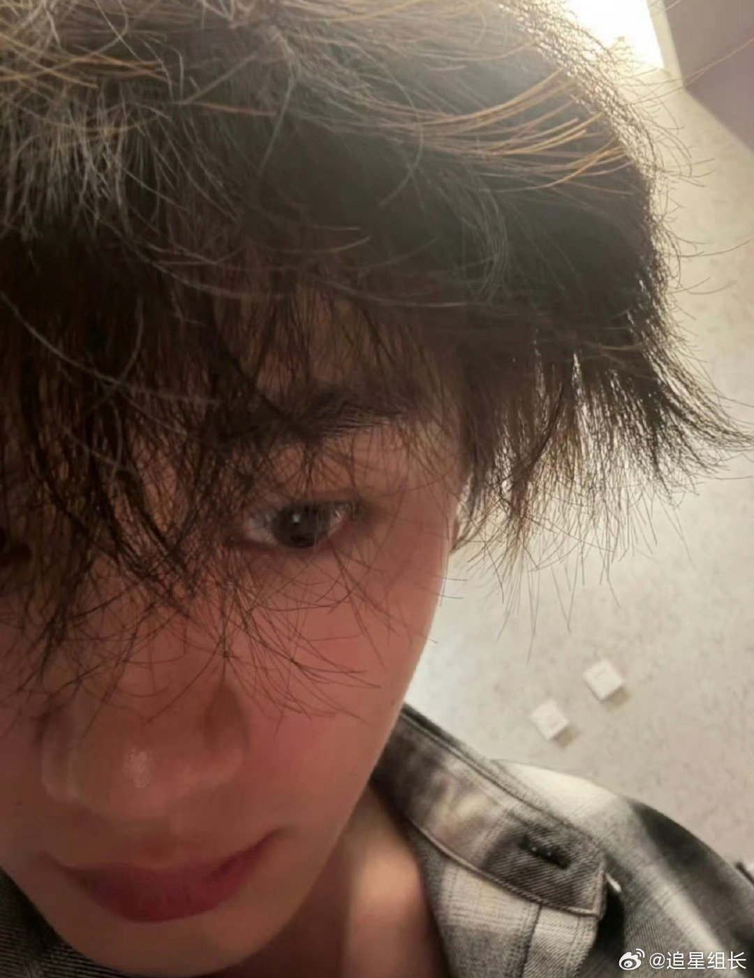 #丁程鑫发这样的睡衣自拍是好男孩吗#丁程鑫大晚上发这样头发凌乱露出锁骨的睡衣自拍确定是好男孩吗 [嘻嘻] 这样的自拍爱看多拍多发 ​
