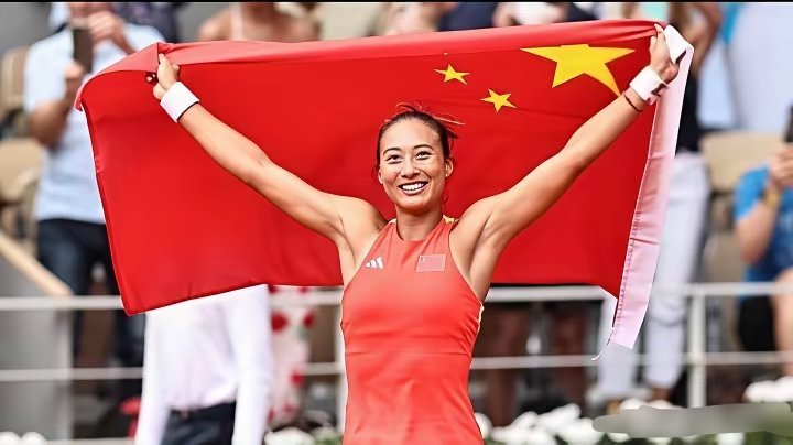 郑钦文中网这一冠，别光看“770万人民币”上头。
中网女单冠军：115万美元，差不多770万人民币，WTA1000里已经很肥了。
但放四大满贯面前，还是小弟：
- 美网：550万美元
- 温网：约490万美元
- 法网：约325万美元
- 澳网：约279万美元
- 中网女单：115万美元
一句话：大满贯冠军奖金，差不多是中网的  ​