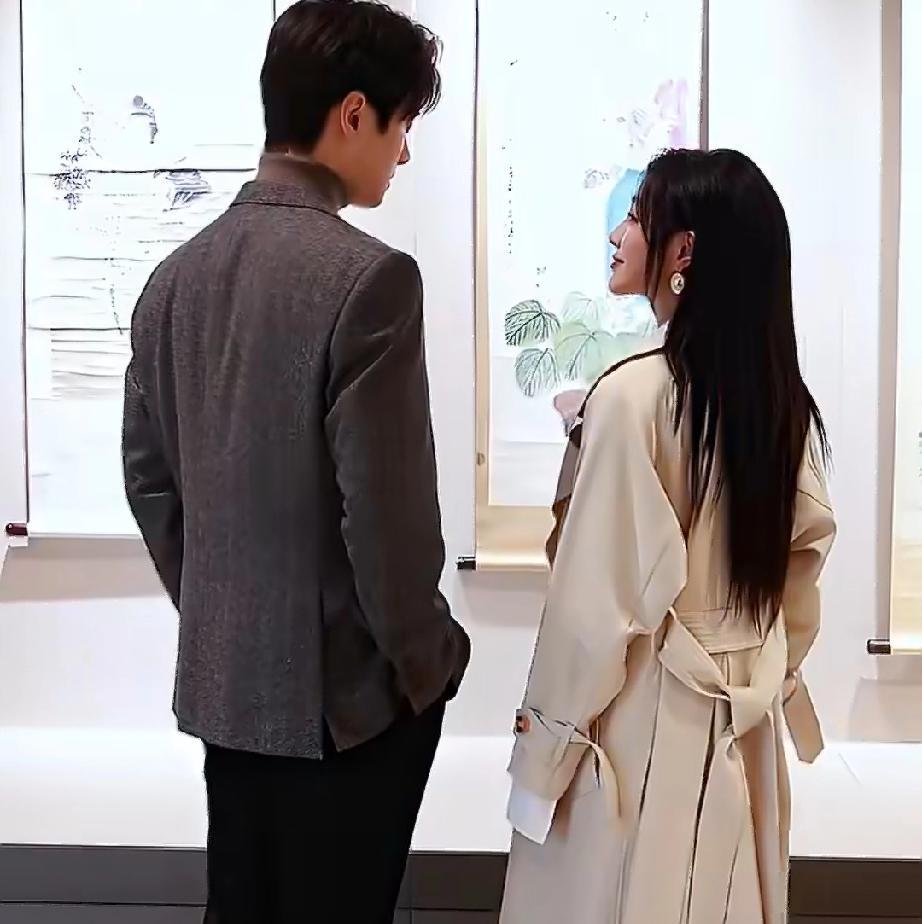 《长生契》前几集，我反复在确认一件事，谢可寅是真原声。

不是棚里后期补的那种干净原声，是带着呼吸、带点哑的原声。宋亦秋活了三千年，她就把嗓子压低了半个度说话，现代线里那句结束长生的台词，声音是疲的，像一个加班三十年没放过假的人。
这个处理很聪明。长生者最怕演出少女感，她偏往老了演，往倦了演。

三
