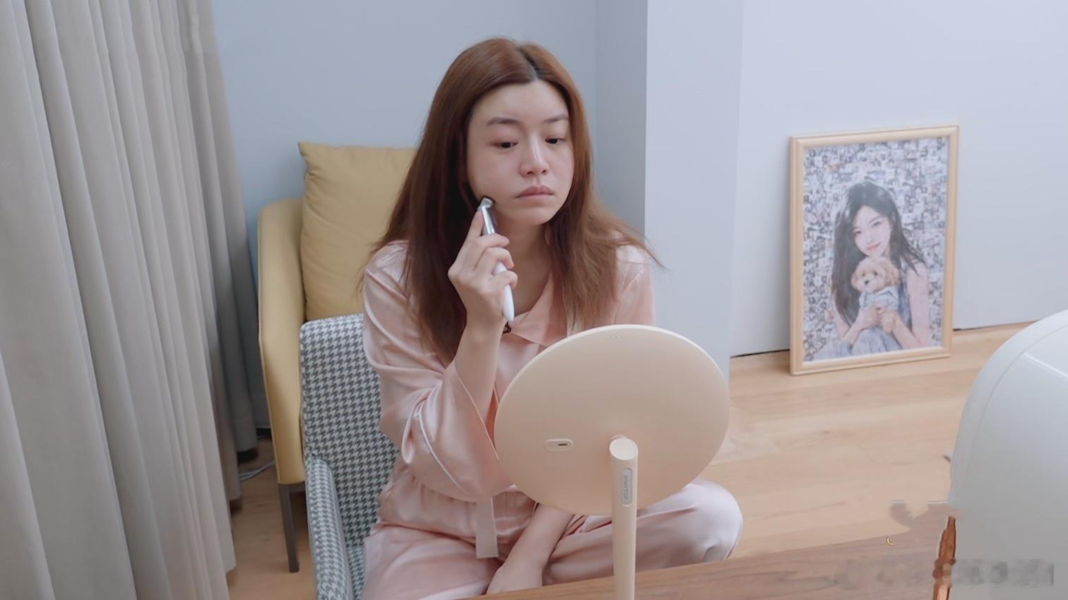 陈妍希皮肤好到素颜跟化妆没区别，护肤只是为了消水肿

看了陈妍希在《我家那闺女》里的护肤流程，只能说两个字，羡慕。

她的皮肤非常好，好到完全不需要化妆。有一期化妆师帮她化妆，她说想学一学，自己化另一半。学好之后，私人行程自己也能化，还可以省掉请化妆师的钱。省钱自然是玩笑话，但她出道 ​