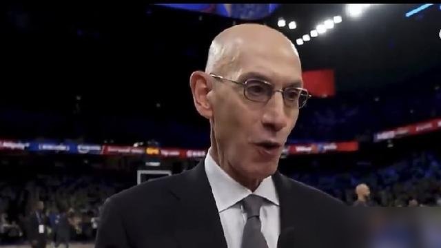NBA要把芯片缝进篮球里，裁判要失业了。
肖华亲口说的，正在跟威尔胜搞一个“智能篮球”，球里塞个1克重的蓝牙传感器。不是概念机，已经在发展联盟和夏季联赛打了58场，550个球员愣是没人摸出区别。
这球干嘛用的？专门盯着出界、干扰球这种扯皮判罚。以后球最后蹭了谁的手指头，芯片直接报数据，不用再看回