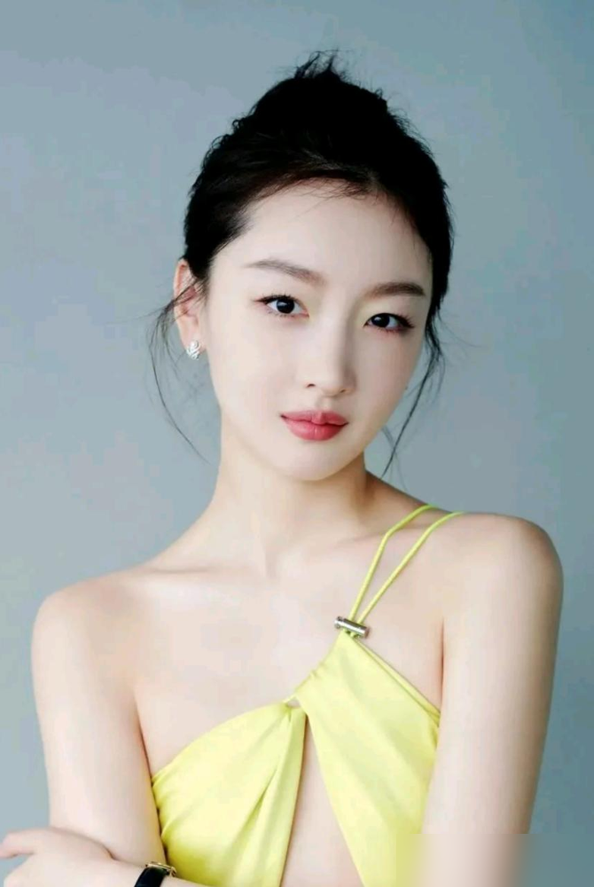 周冬雨王星越居然凑成了同款厕所搭子！
周冬雨这是家族遗传的老毛病，天生肠胃功能弱，说发就发毫无预兆，还附带乳糖不耐受、鸡蛋过敏，从来碰不了甜碰不了油。
这次花少行前采访，她主动把毛病摊开说，就怕频繁占厕所拖累团队行程。
没想到王星越当场附和，说自己也有同款频繁跑厕所的习惯。
成年人相处最舒服