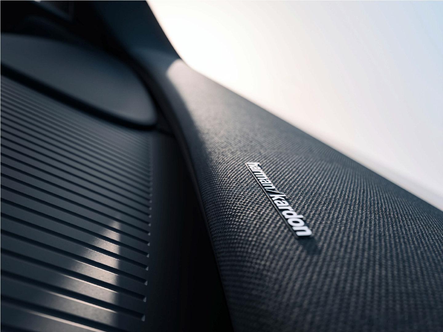 北欧极简座舱的声学惊喜即将上线
沃尔沃EX30 × Harman Kardon音响重磅亮相！[不愧是你]
9支精密扬声器，仪表盘集成5扬声器回音壁，Dirac Unison专业调音加持，搭配强劲低音炮，于紧凑座舱解锁饱满通透的聆听体验，敬请期待。[并不简单] ​