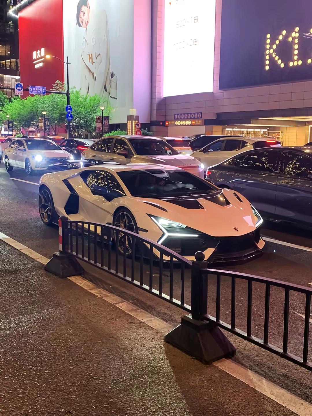 这台兰博基尼Revuelto属实是颜值天花板😻Duke Dynamics全套干碳包围，一身碳纤维套件，回头率直接拉满。V12的咆哮，上海街头的视觉暴击。兰博基尼Revuelto新大牛Duke Dynamics超跑街拍 上海豪车