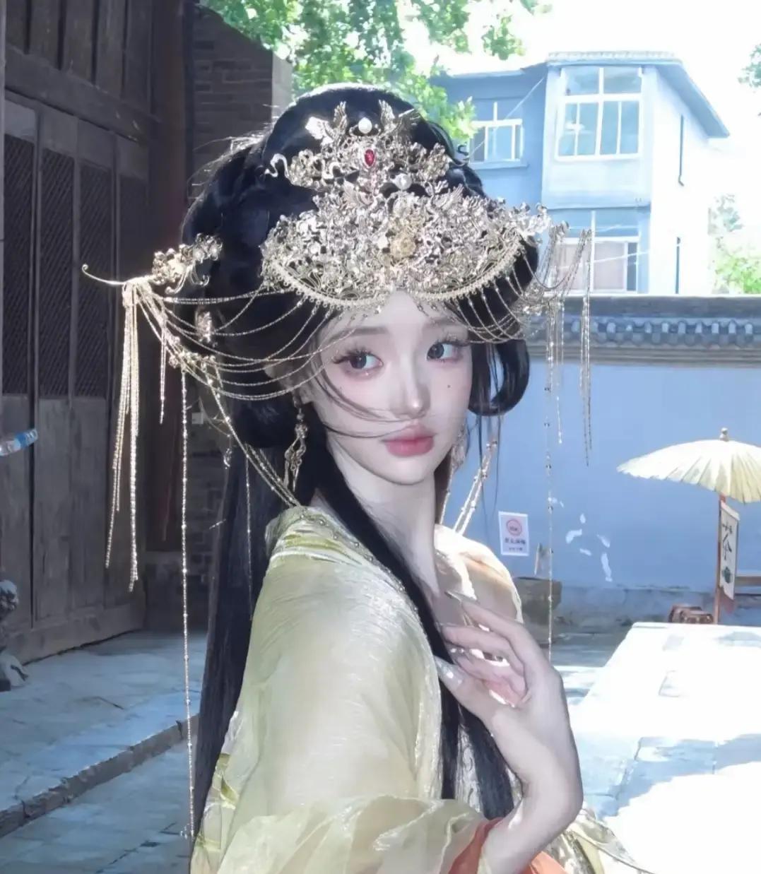 刘彻（汉武帝）十位妻妾。
 
夜色中的未央宫，龙涎香混着一丝药味。武帝刘彻的手指在竹简上缓缓滑过，停在一行字上：“赵氏，河间人，姿色甚丽，而手握拳不能展。”他的目光凝了片刻。这不是他第一次读这份名录，但今夜，它不再只是几行冰冷的记述。烛火跳动，映着他日渐浑浊却依然锐利的眼睛。这十个名字背后，是十段被