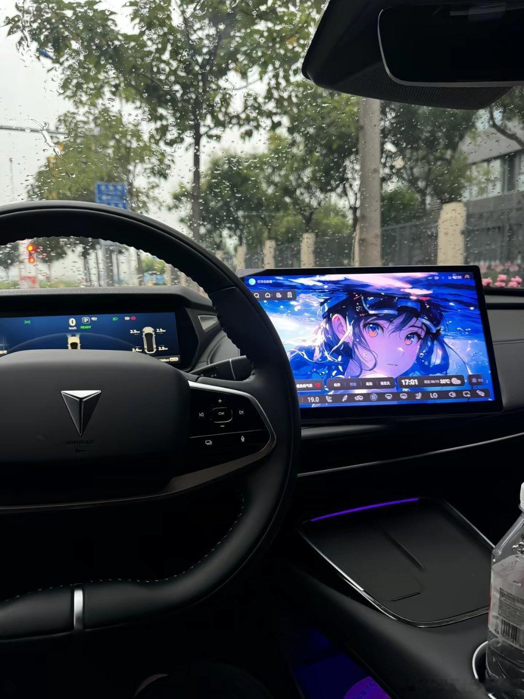 深蓝SL03中秋旅程报告

中秋假期，开着我的深蓝SL03从出发去郑州探亲游玩，往返约450公里，满载一家五口，全程体验拉满。出发前满电，表显续航512km，实际高速+市区混合路况，平均能耗13.5kWh/100km，返程剩余电量22%，续航扎实不虚标。高速段开启ACC自适应巡航+车道居中辅助，车流密集时自动跟车、减 ​