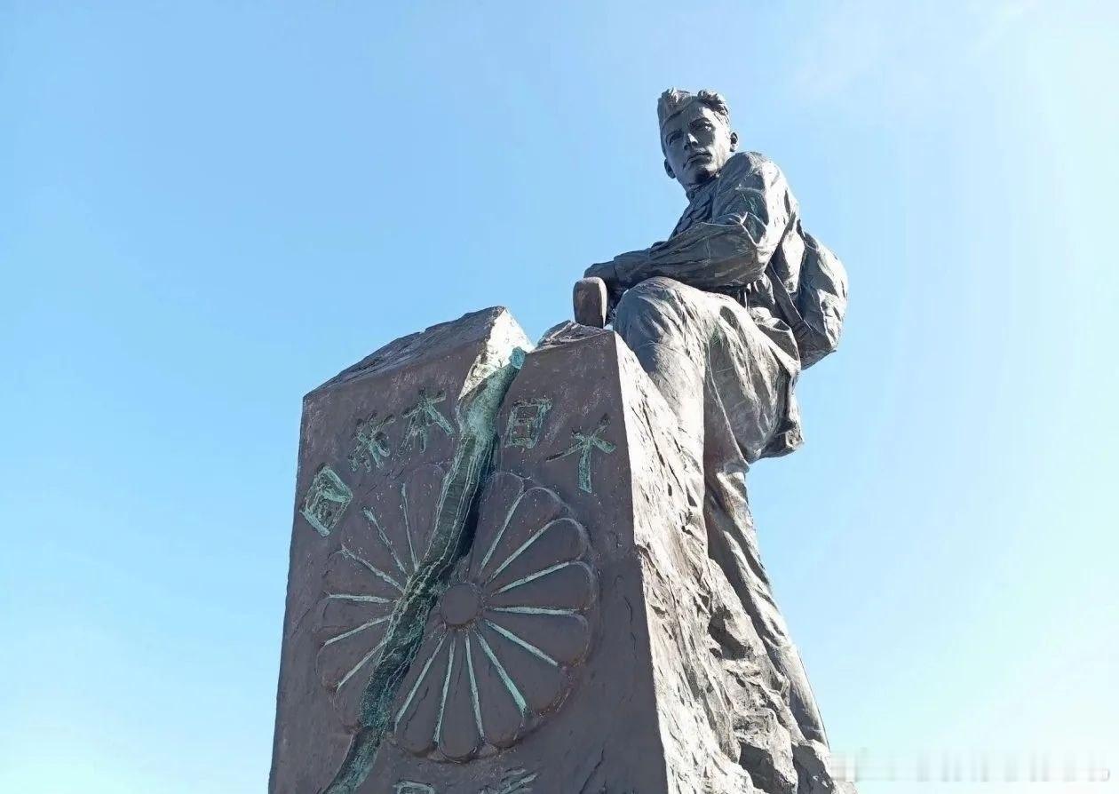 下文是一俄国频道回应日本首相高市早苗要求俄国人拆纪念碑的表达
-------------------
日本要求拆除哈巴罗夫斯克一座纪念苏联战胜日本的纪念碑。日本首相高市早苗发表了这一声明。
2002年我随代表团在东京时，行人看到我们挂有外交牌照车辆上的三色旗，就向我伸出四个手指，提醒我南千岛群岛的事。而我 ​