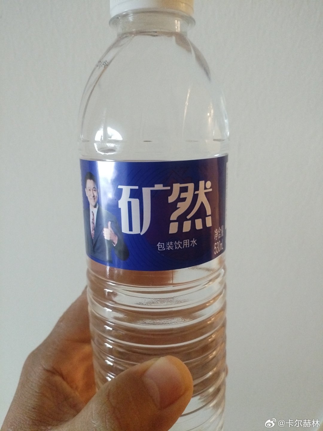 这水是酒店提供的，喝完两瓶了，刚看代言人。
​哇塞，刘德华！
​四大天王里面，我最熟悉和喜爱的就是刘德华了。
​前些天，我还在一条短视频下面写评论：最爱刘德华。
​没想到，就喝到了刘德华代言的水。
​倍感亲切！这水我得多喝几瓶！
​PS：喝水时，看瓶身印了一个男的，就没留意是谁。 ​
