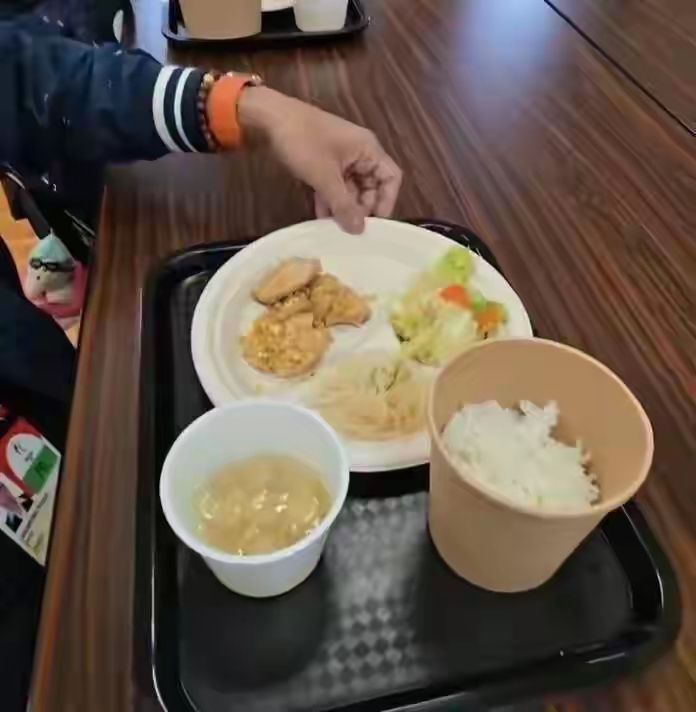 名古屋亚运会彻底翻车！伙食寒酸被多国吐槽，日方操作更让人无语
 
名古屋亚运会最近彻底火了，不过不是因为比赛，而是离谱的后勤伙食，被多国代表团集体吐槽！
 
泰国教练一段实拍视频全网刷屏：
比赛场馆运动员餐，米饭纸杯七分满、三块鸡肉、三朵西兰花，想多加一份蔬菜都被工作人员拦住，只能二选一。
 
堂堂