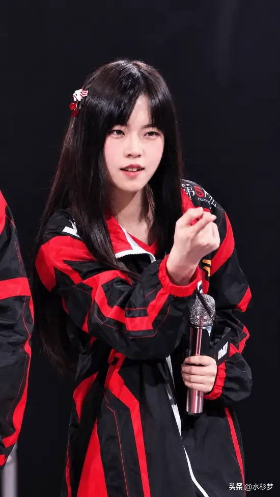 等了好几天，终于等到了！
比于子迪、陈妤颉、朱沅铃还厉害的“小孩姐”已经出现了，她就是

来自山东淄博的穆欣月。

穆欣月太牛了，她不仅在亚运会电子竞技第五人格亚运版本决赛中，以超级强大的实力碾压对手日本队赢得冠军，为我们国家增添了一枚无比宝贵的金牌，而且还成为电子竞技“入亚”以来，第一位拿到金牌的