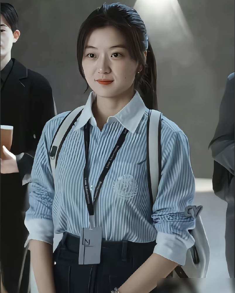 孙千这姑娘，一穿回年代戏就露怯了。
《风吹半夏》里她演高辛夷，夹克一披港风一吹，跟欧豪站一块儿就是行走的荷尔蒙。到了《烟火人家》，陶姝娜那股劲儿，松弛得跟在自己家客厅似的。
可一进年代剧，观众立马看出毛病，表演带着现代剧的惯性，眼神太透，身段太松，该拧巴的地方温吞吞的。
外形成熟感是够，可一开