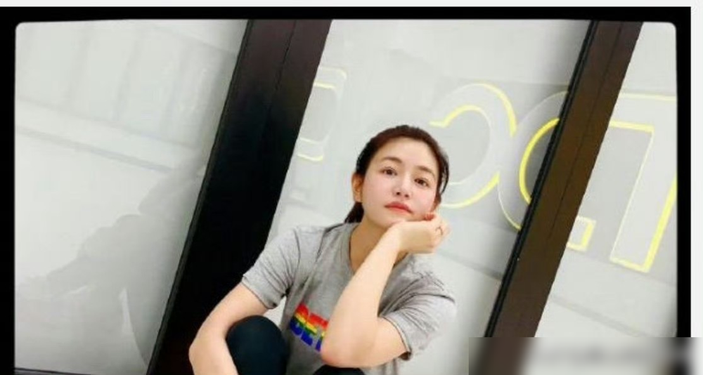 陈妍希的纯，是一门被低估的功课。
南加州大学时期，外校男生开车到校门口只为看她一眼。婴儿肥、梨涡、笑成月牙的眼睛。一张没有杀伤力的脸，美得让人没有防备。陈晓说，他第一次见就被惊艳到，这才向于正力荐她演小龙女。
后来全网嘲笑那版小龙女臃肿。没人提她当年其实是全美顶尖私立大学的市场营销学士，也没人在