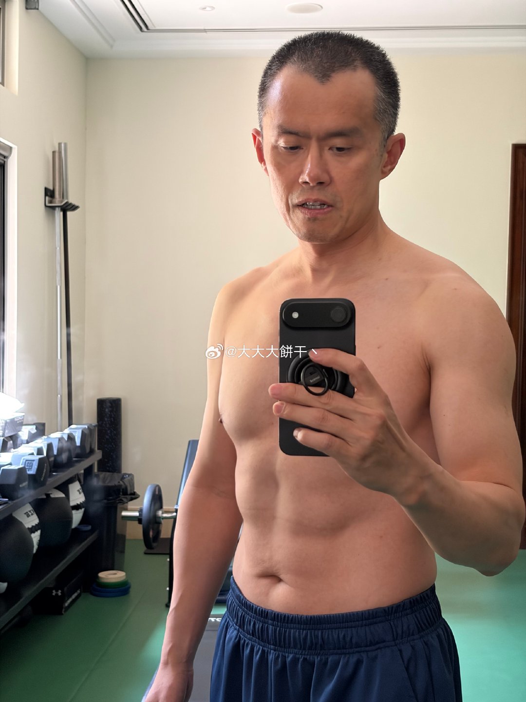 最近什么风？

币圈流行这样拍照吗？

前天看见孙割，现在又是赵长鹏～

这是要转型擦边博主的节奏？[doge][doge][doge] ​