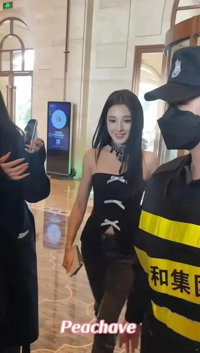 彭小苒生图走红，原片竟比精修更惊艳，轻盈纤瘦，高挑身段绝了 ​