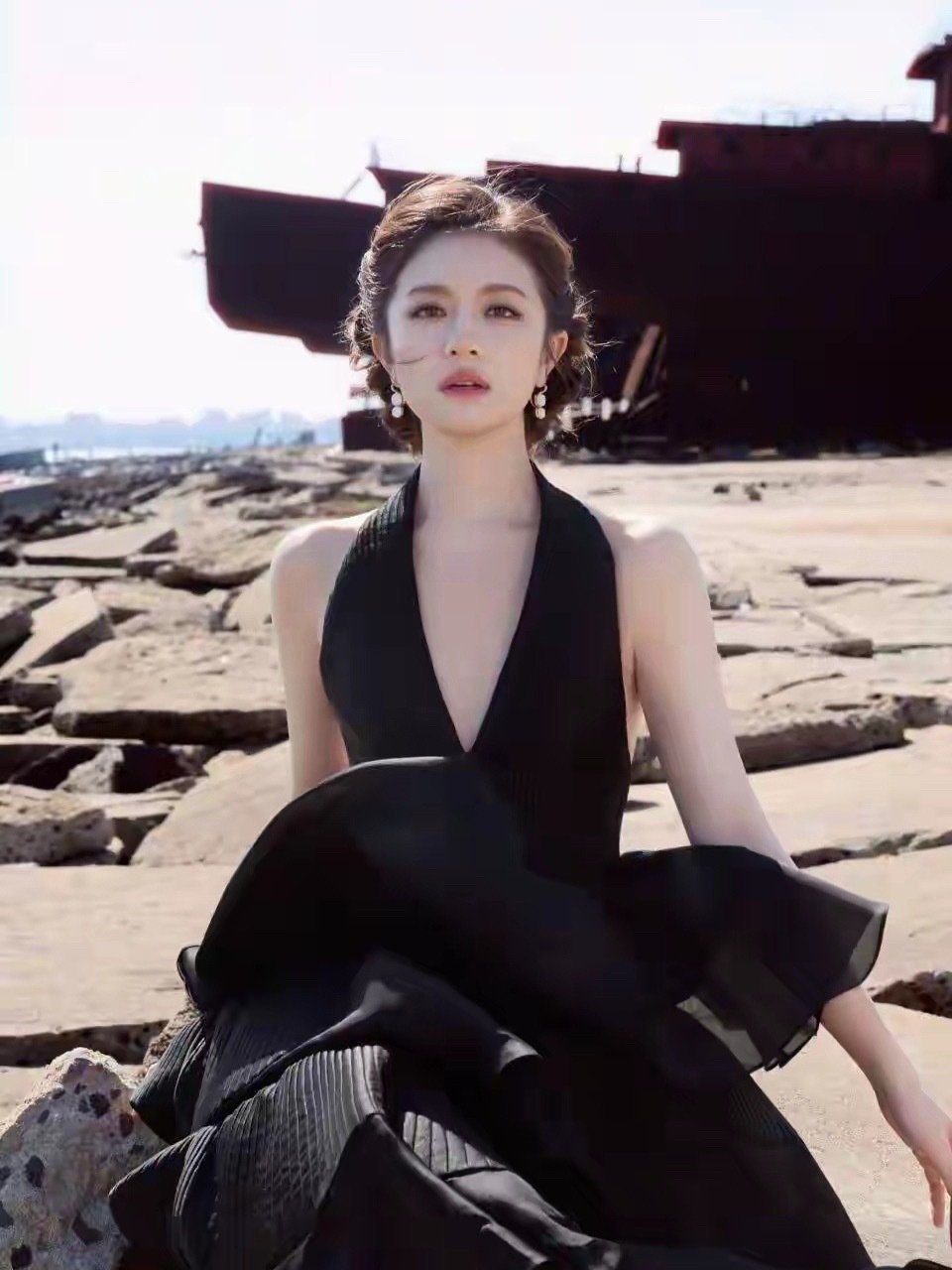 李兰迪的颜值一路开挂，越看越有味道，妥妥的大女主气质。 ​