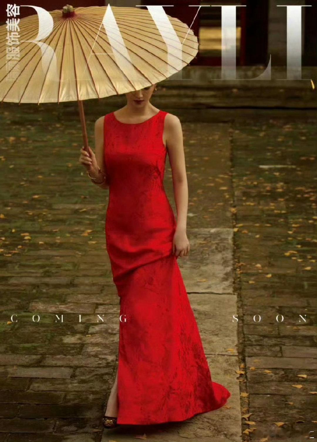 #瑞丽服饰美容# ×预告图抢先看！#瑞丽31周年#
古寺红墙，红裙执伞🌺
景甜氛围感大片来袭，眉眼流转，演绎东方古韵之美。#景甜[超话]##观众网时尚# ​