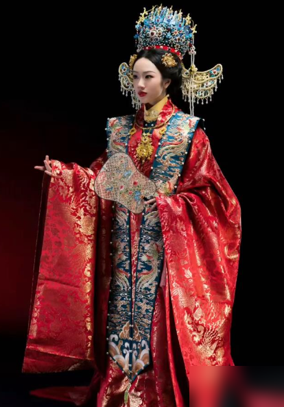 吴尊闺女才15，身高直接干到170，穿婚服站他旁边就差半个头。
那组中式凤冠照片，其实是给澳华历史博物馆拍的宣传片。结果评论区一水的岳父，吴尊就一句话：该担心的是她另一半。
从4岁在节目里哭得稀里哗啦，到7岁摘火龙果扎一手刺也不吭声，再到如今每周爬山打球，3岁起练芭蕾还拿了英皇证书。
十年了，