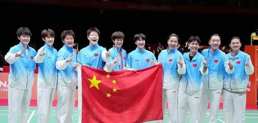 亚运女团决赛中国队3比0横扫日本，泸州姑娘张殊贤全程没上场就随队拿了金牌，可两天后女双首战就被日本组合逆转淘汰，这块金牌对她到底意味着什么
决赛比分牌定格在3比0，王祉怡扔掉拍子跪地怒吼。可很少有人注意到，第二女双的座位上，张殊贤从头到尾没站起来过。
一场“没轮到上场”的决赛
王祉怡首盘对阵山口茜，