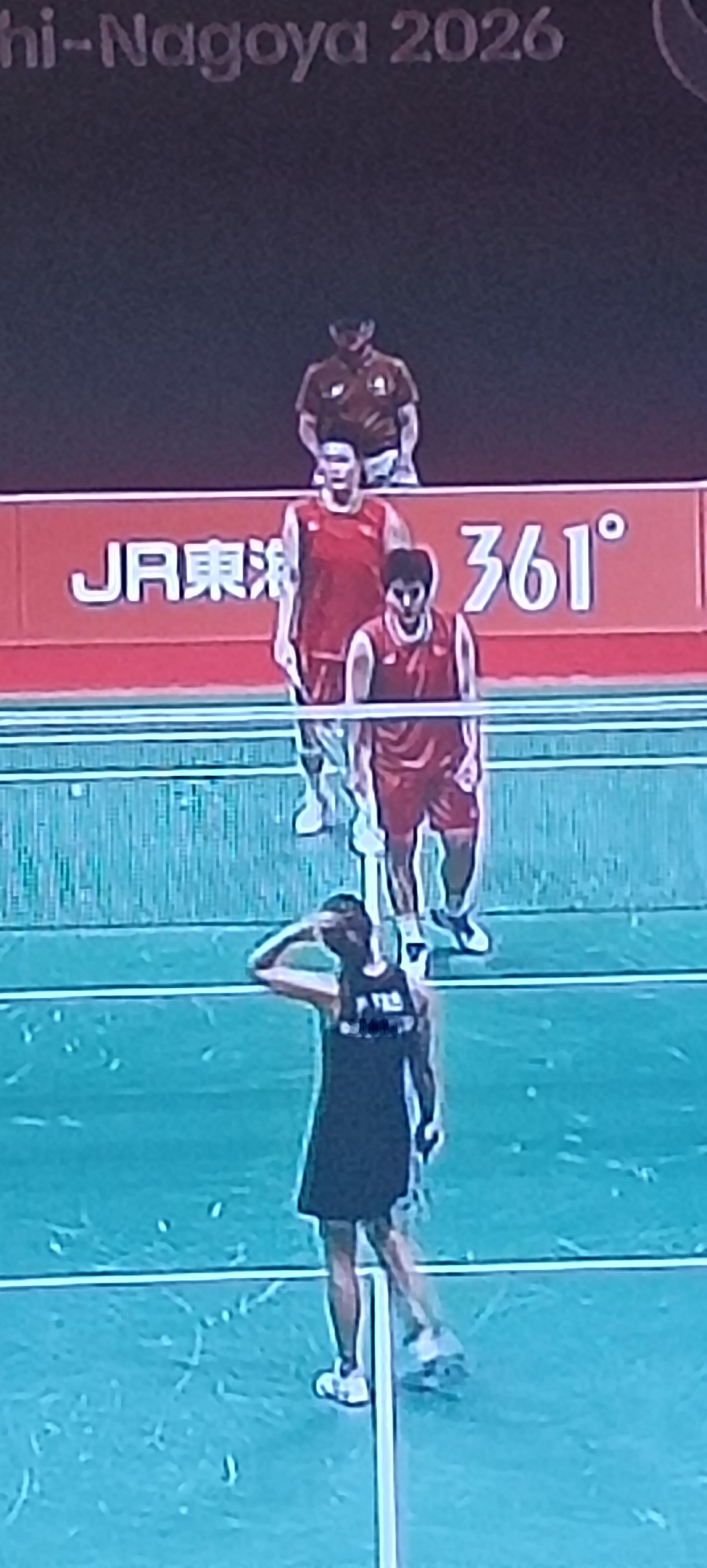 三局鏖战晋级！世界第一刘圣书/谭宁闯入亚运女双决赛
 
2026爱知-名古屋亚运会羽毛球女双半决赛，世界排名第一的国羽组合刘圣书/谭宁，迎战马来西亚劲旅陈康乐/蒂娜。
 
整场比赛跌宕起伏。首局马来西亚组合拼抢凶狠，21:18先下一城；第二局刘圣书/谭宁迅速调整攻防节奏，网前压制、后场重杀频频得手，