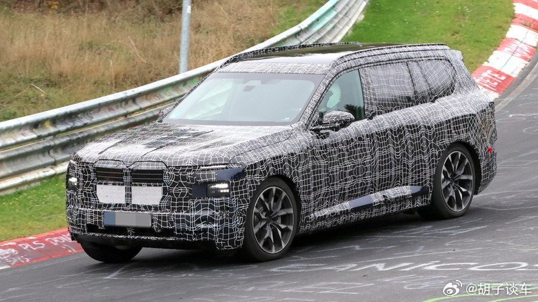 外媒曝光纽北赛道宝马iX7新车谍照定位更高的纯电旗舰SUV。 ​
