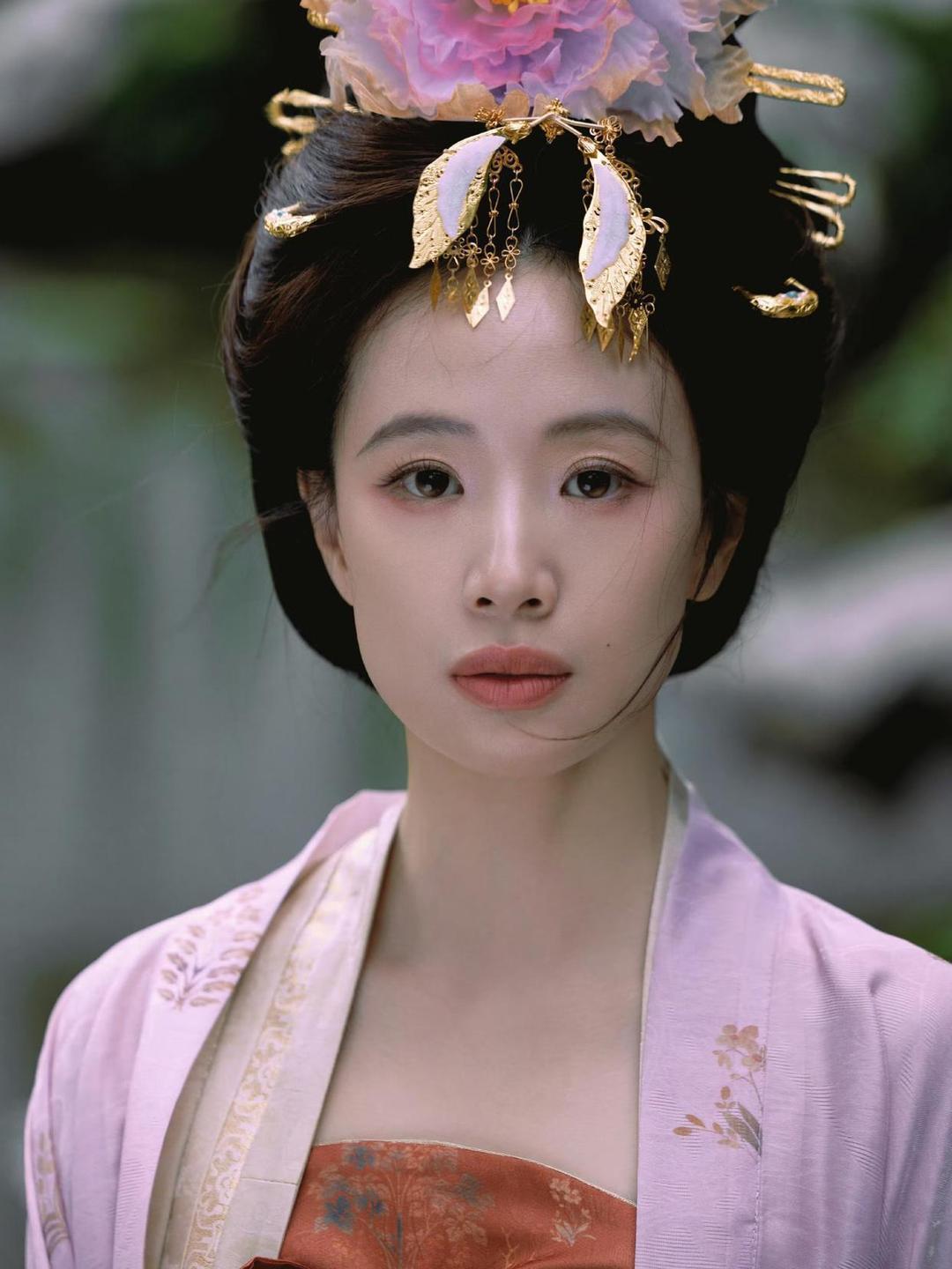 1.李梦不算耍大牌，她读书的时候脾气就很差，对大家都是一视同仁发脾气。
2.杨幂和胡歌能在公开场合大方打个招呼，就已经很体面了。毕竟当年两人是真的在一起，真心相爱过。
3.钟楚曦从不掩饰自己的野心，她就是想红，也不觉得这有什么。娱乐圈里，没有哪个艺人不想火。
4.刘雯为人已经很低调了，还很 ​