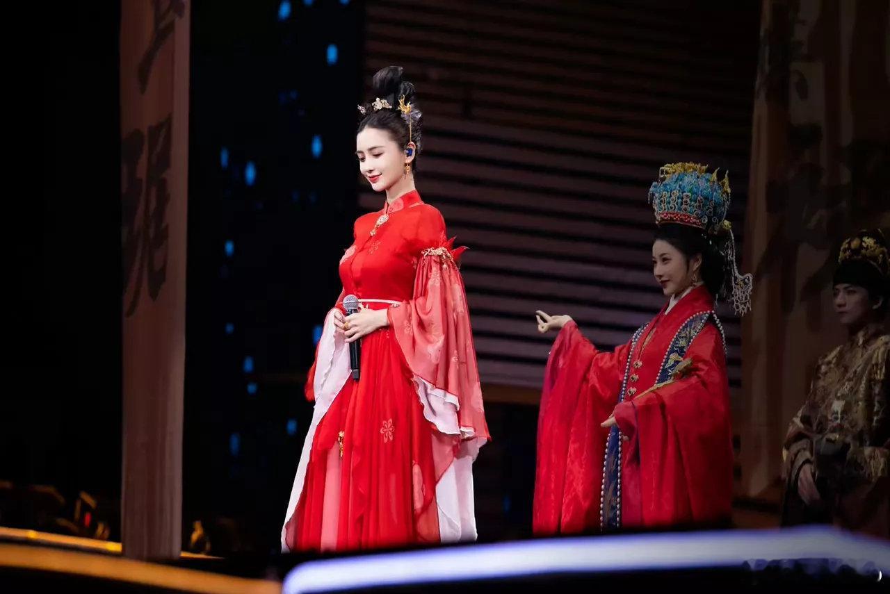 #angelababy[超话]# [心]#angelababy# 

红衣女子来喽

​