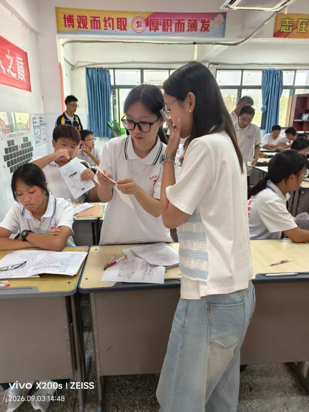 #vivo[超话]##vivo超话# 这位同学太棒了，遇见不会的题，主动去找老师询问，她一定会学习很好的 ​