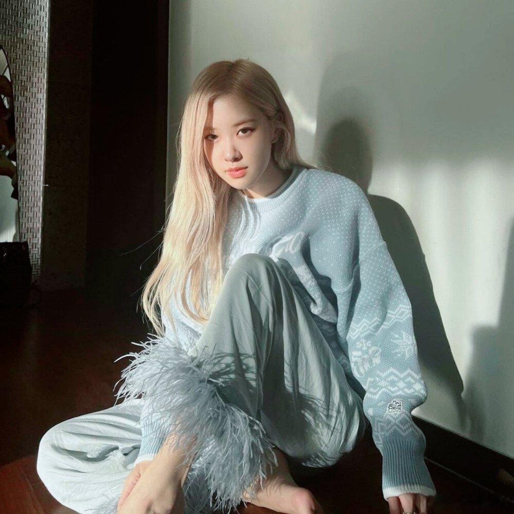 #ROSÉ[超话]##朴彩英##rose朴彩英[超话]##朴彩英唯一主唱# 

落英随风起，爱意藏心底。慢慢喜欢，慢慢记录

​