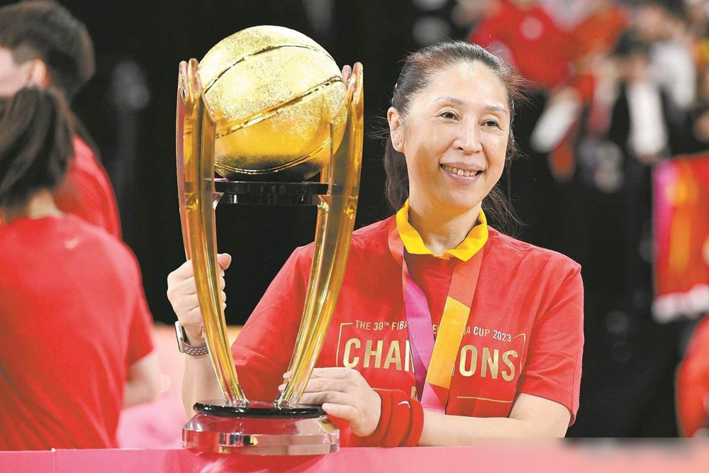 一战，不仅决定女篮生死，更关乎到宫鲁鸣的教鞭！
中国女篮61-94惨败美国，使中国女篮处于极为不利的地位，若再输捷克，中国女篮将0胜2负。
万幸的是，女篮姑娘们在悬崖边上踩住了刹车！就在9月6日，面对球风强硬的捷克队，中国队咬碎了牙，硬是把比赛拖进加时，最终74-70险胜对手，把这条命给续上了。