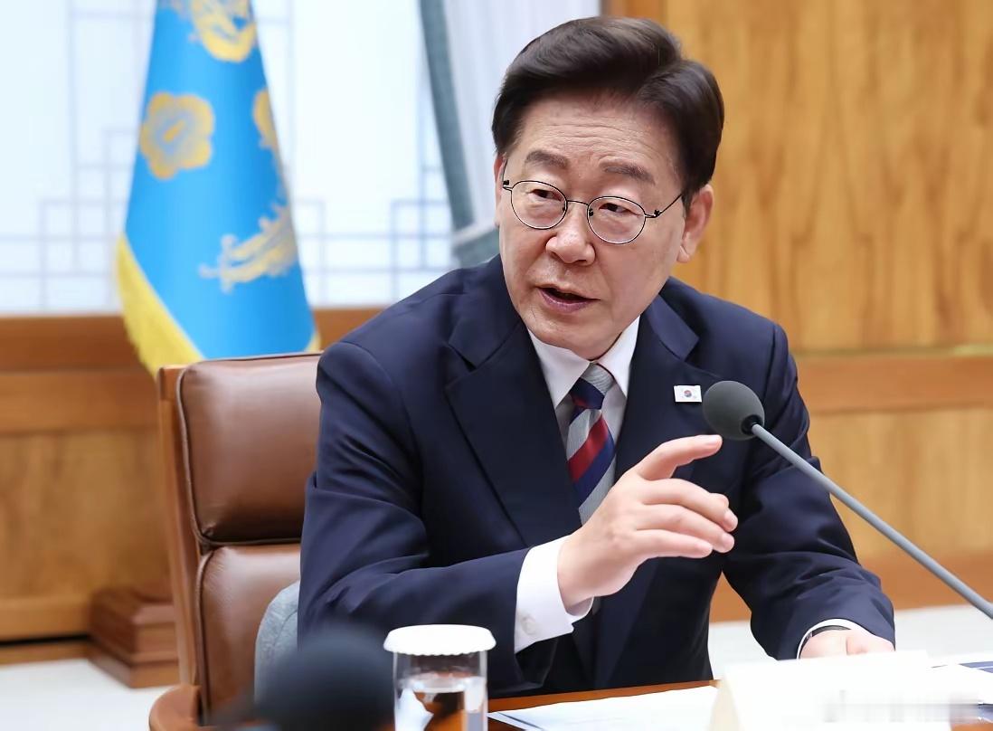 韩国最近因为女性要不要入伍服役，吵得不可开交。原因很直白：适龄入伍男性从几年前的三十多万人，一路跌到二十多万，预计未来二十年还要再砍掉近一半。偏偏半岛又处在长期军事对峙状态，常备军规模不能随便砍。
​于是，李在明最近抛出一个“选择性募兵制”，既可以像现在这样短期义务服役，也可以自 ​