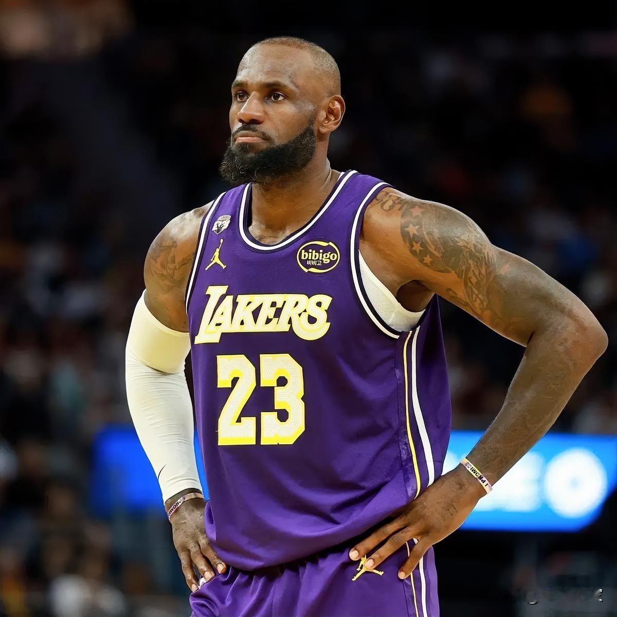 关于詹姆斯和库里谁更伟大，这话题争论了很多年，两人统治了NBA一个时代...