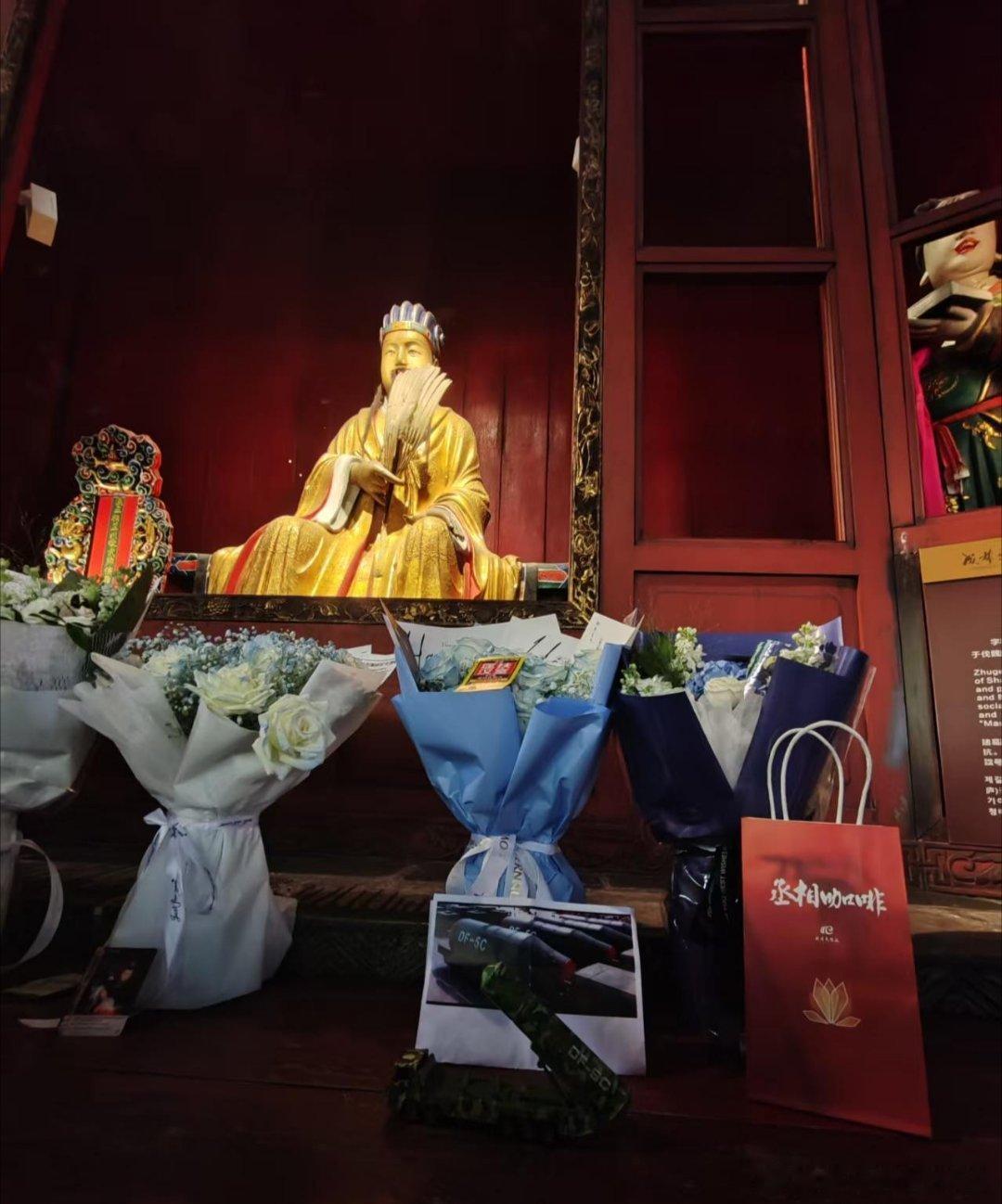国庆假日，有人在成都武侯祠诸葛亮像前摆放了东风导弹的图片，大概是想说：丞相，您的连弩升级了！[笑cry]#流动的中国活力拉满# ​